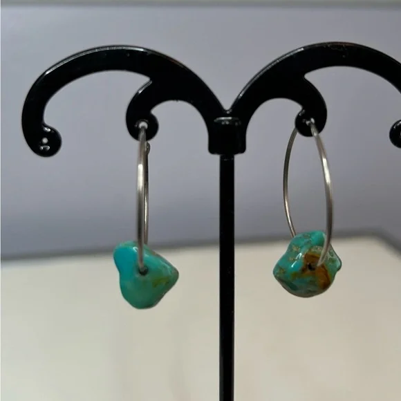 Vintage southwest silver tone and turquoise necklace and hoop earrings set - Picture 3 of 10